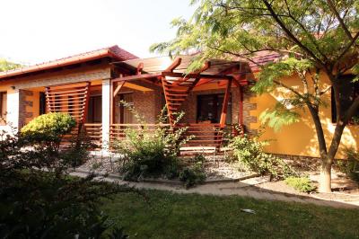 AZONNAL KÖLTÖZHETŐ, Nappali + 4 hálós családi ház gyönyörű kerttel eladó (109234-thumb)